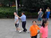 上海一中国阿根廷球迷对西班牙球迷种族歧视，之后被警方带走