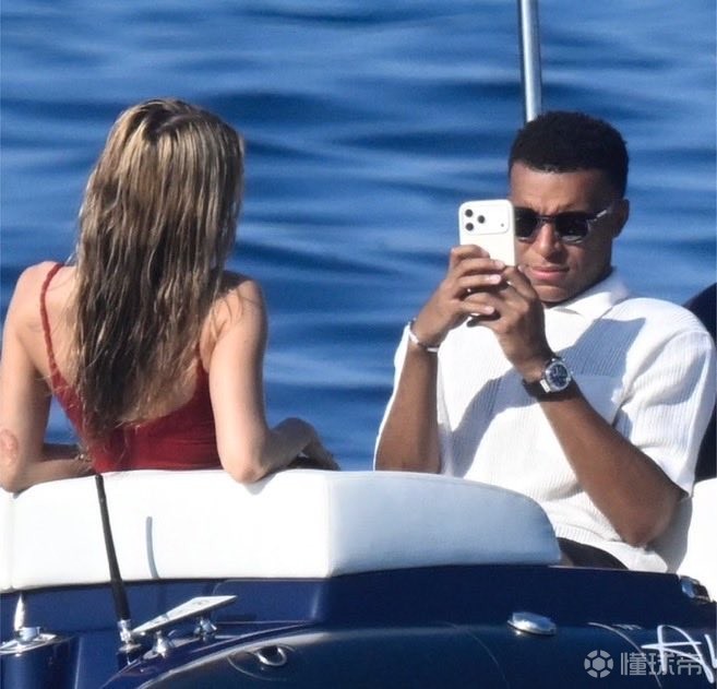 姆巴佩与女友的浪漫假期:意大利撒丁岛游艇之旅