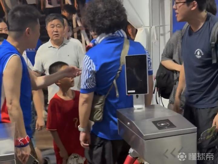 徐汇警方通报:三名男子因辱骂男童父亲被行政拘留